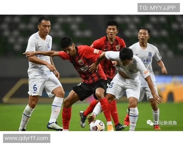 恒大与上港比赛裁判表现引发争议球迷热议判罚尺度与公平性